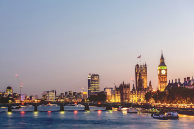 英国伦敦，威斯敏斯特大教堂和伦敦天际线上的大本钟