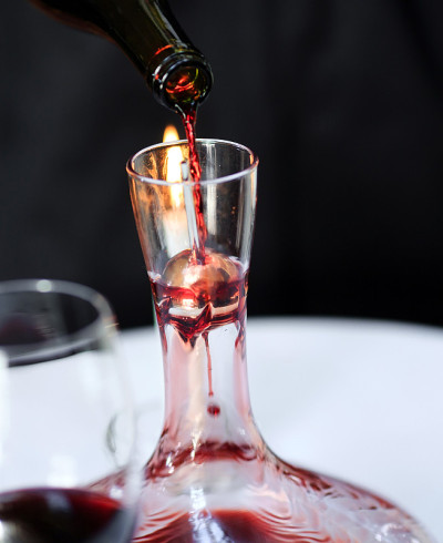 斟酒师把红酒倒进醒酒器