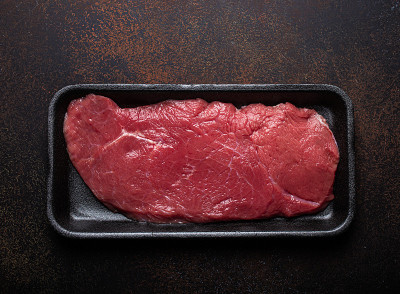 牛肉精瘦生菲力牛排在黑色塑料容器