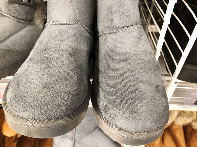 商店柜台上的雪地靴