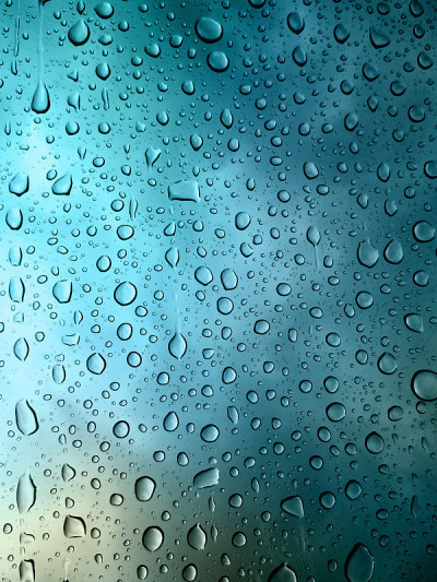 雨点落在玻璃上