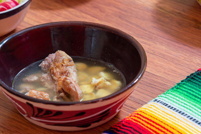 白色pozole。墨西哥猪肉和玉米粥炖肉