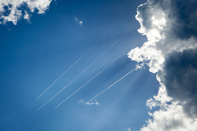 飞机飞过天空留下痕迹
