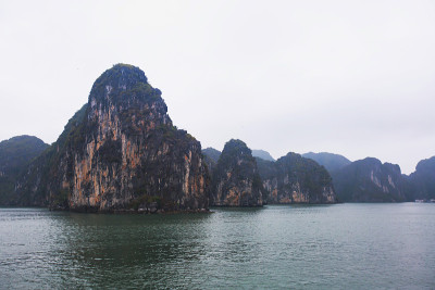 美丽的下龙湾，越南，联合国教科文组织世界遗产，风景优美的岛屿，东南亚