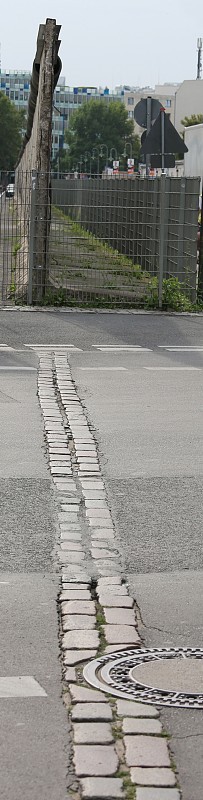 地面上的瓷砖表明柏林墙所在的位置
