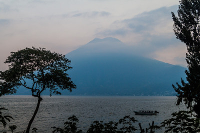 危地马拉的阿提特兰湖和圣佩德罗火山