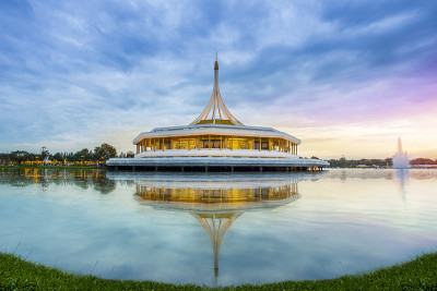 日落Suanluang RAMA IX公共公园，曼谷，泰国。