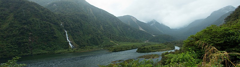 海伦娜瀑布位于新西兰南岛南岸的峡湾国家公园