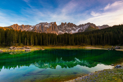 Carezza湖(Lago di Carezza, Karersee)与Latemar山，博尔扎诺省