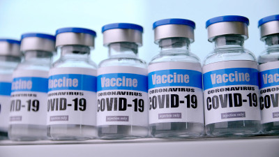 实验室Covid-19疫苗玻璃瓶。冠状病毒疫苗瓶组。在安瓶药。