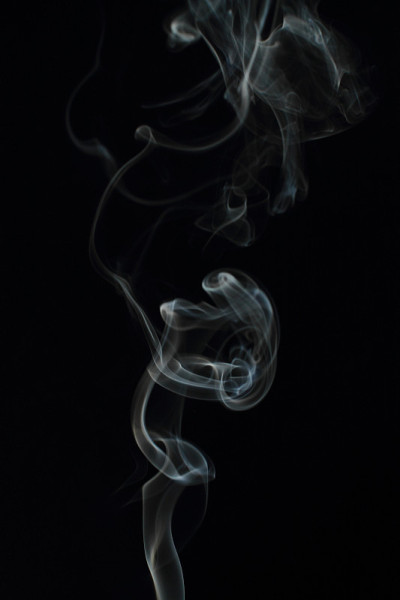 黑色背景上的白色烟雾纹理