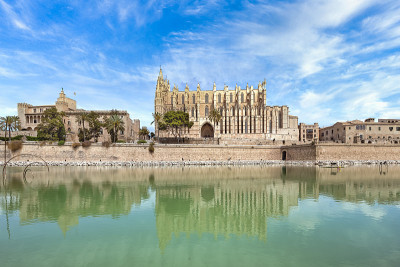 马尔教堂的La Seu Cathedral of the Palma de Mallorca和皇家宫