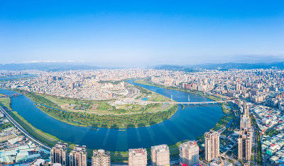 台北城市鸟瞰图-亚洲商业概念图像，白天和蓝天下的全景现代城市景观建筑鸟瞰图，拍摄于台湾台北。
