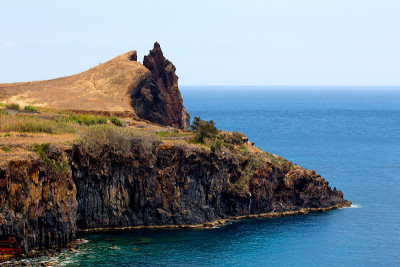 山和岩石经海而过