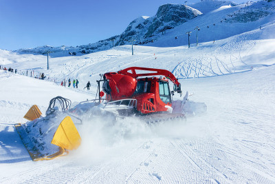 在齐勒塔尔的Hintertux冰川制作滑雪道的鼠架机器