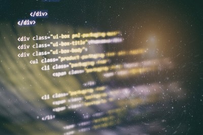 CSS, JavaScript和HTML的使用。监控功能源代码的特写。摘要IT技术背景。软件源代码。