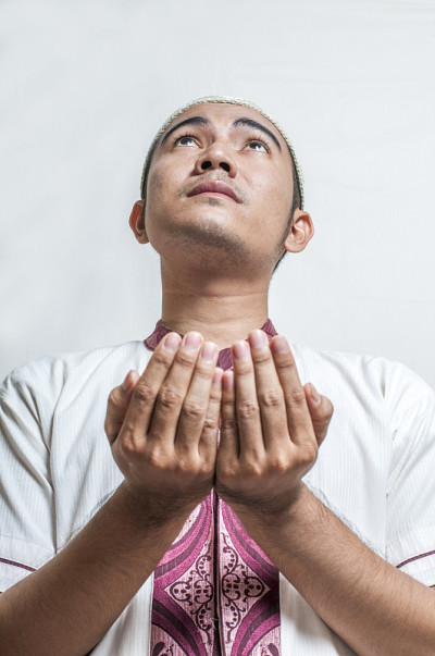亚洲穆斯林男子赞美上帝