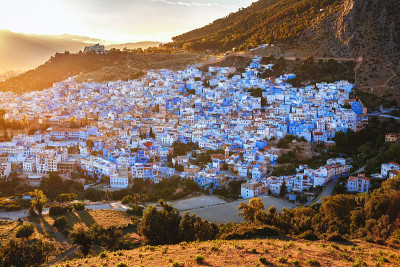 从空中俯瞰摩洛哥的舍夫chaouen。这座城市以其蓝色的建筑而闻名，这使得舍夫chaouen对游客非