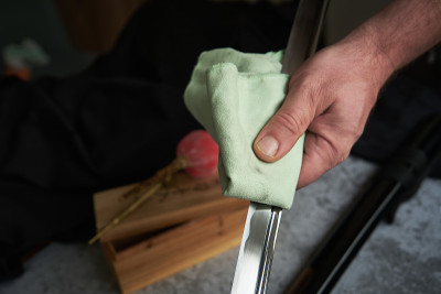 男子清洗传统日本武士刀的刀刃