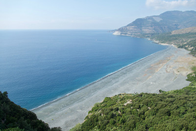 法国科西嘉岛科西嘉角Nonza的长长的黑色海滩。龙沙海滩的景观。