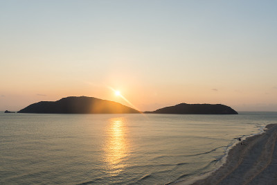 夏日的海景和山脉。