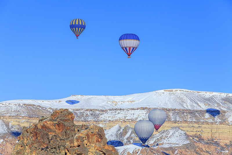 气球飞过群山。Capadocia。火鸡