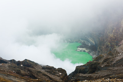 热气腾腾的火山口