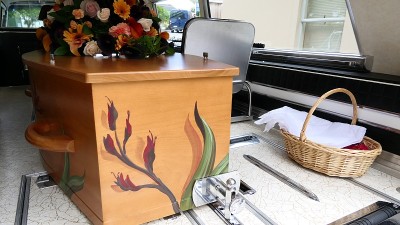 棺材在灵车或礼拜堂或墓地葬礼的特写镜头