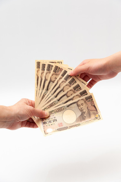 手握(接收/支付)10万日元。孤立在白色背景上。