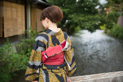穿着传统和服的日本妇女