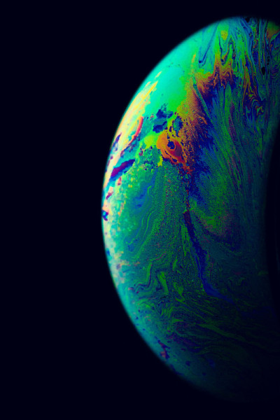 全球范围内的光。摘要星系背景与行星地球在宇宙空间，阳光在黑暗背景。奇妙的彩色气泡结构。