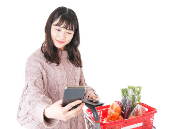 年轻女子不用现金付账