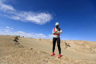 女子trail runner越野跑在沙漠沙丘上