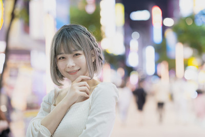 一名年轻女子晚上在东京摆造型