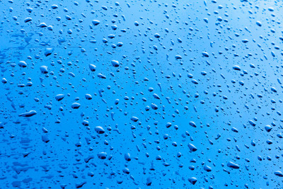 小雨打在玻璃上