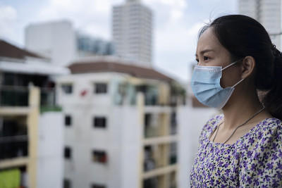 因空气污染或病毒而戴口罩的妇女
