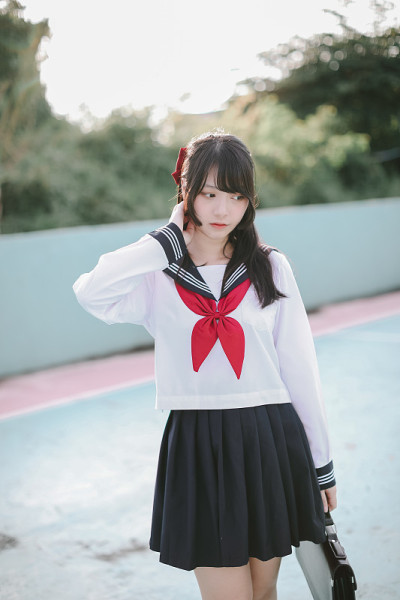 亚洲女学生的肖像与蓝色体育场背景
