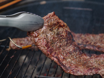 挂在烤架上的嫩牛排或牛肉块。烧烤的肉。烧烤