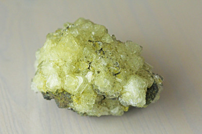 硫矿物。矿物硫的黄色晶体
