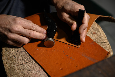 皮革工匠在制革车间工作