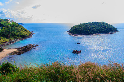 美丽的普吉岛悬崖和蓬贴海角附近的小岛的海景，最美丽的日落视角普吉岛，泰国。