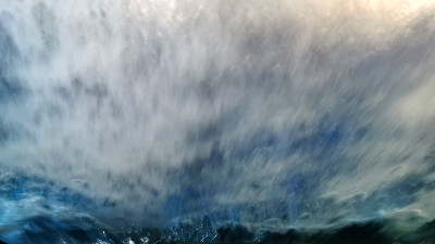 水面用一层泡沫，模糊过滤背景