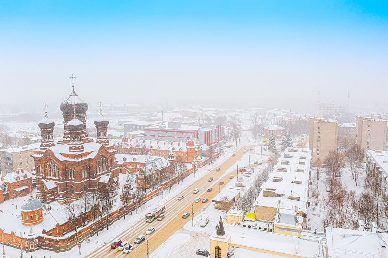 无人机拍摄的伊凡诺沃市Vvedenskaya教堂。俄罗斯的冬天下雪了