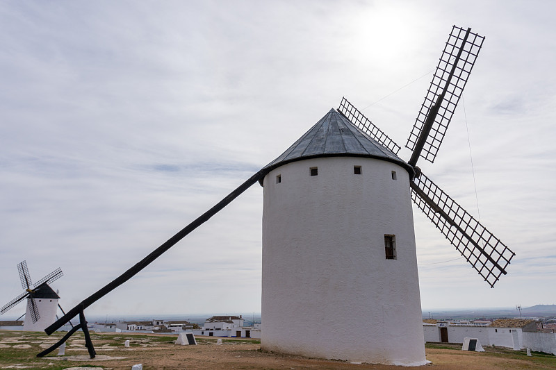 坎波·德克里普塔纳(Campo de Criptana)小镇上方的拉曼查(La Mancha)历史悠