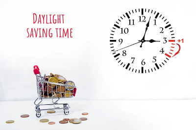 夏令时。DST。挂钟快到冬天了。