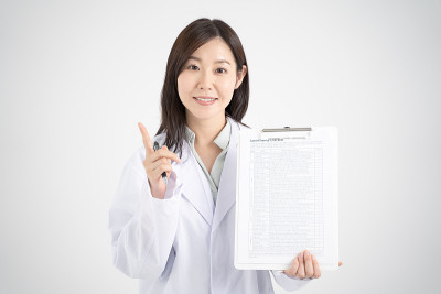 一名女医生在电脑屏幕上解释自己的健康状况