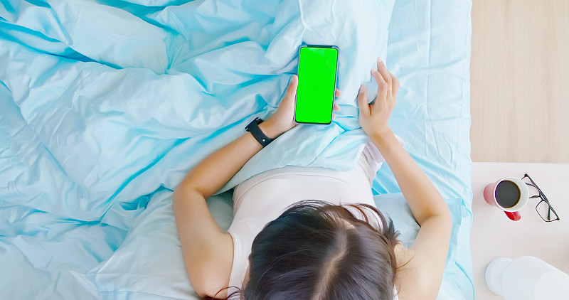 亚洲女性使用智能手机