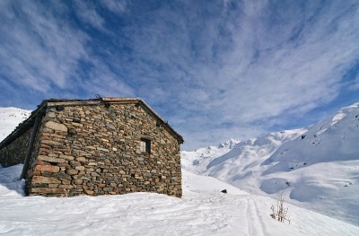 法国阿尔卑斯山欧洲萨伏伊冬季滑雪区瓦尔梅尼尔山的石头房子