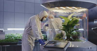 在火星基地实验室工作的生物学家