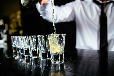 酒保在做玛格丽塔酒